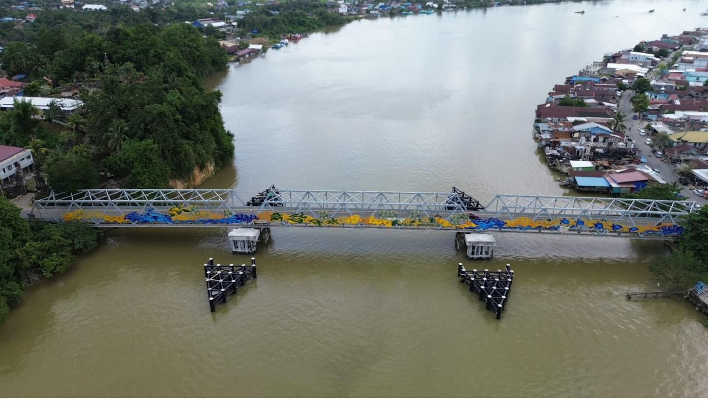 Pemandangan keseluruhan jembatan dengan latar Kota Samarinda
